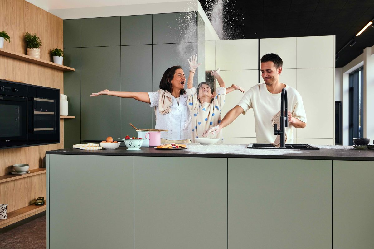 Fjord Grün mit Eiche Nordic Familienküche schwarze Arbeitsplatte