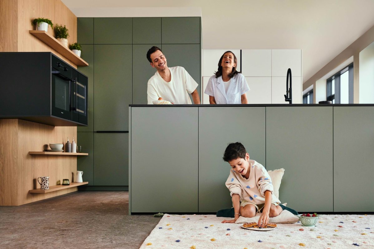 Fjord Grün mit Eiche Nordic Familienküche schwarze Arbeitsplatte